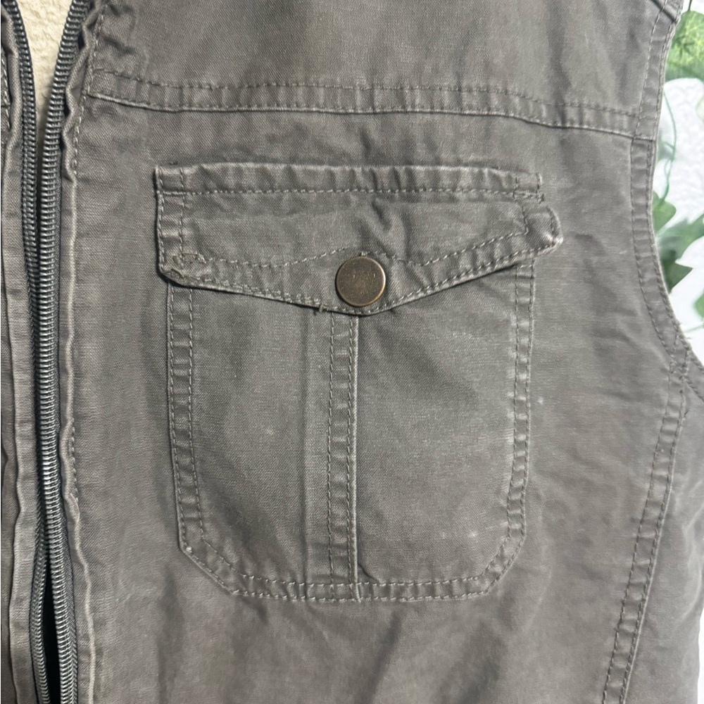 Vest - Picture 4 of 6
